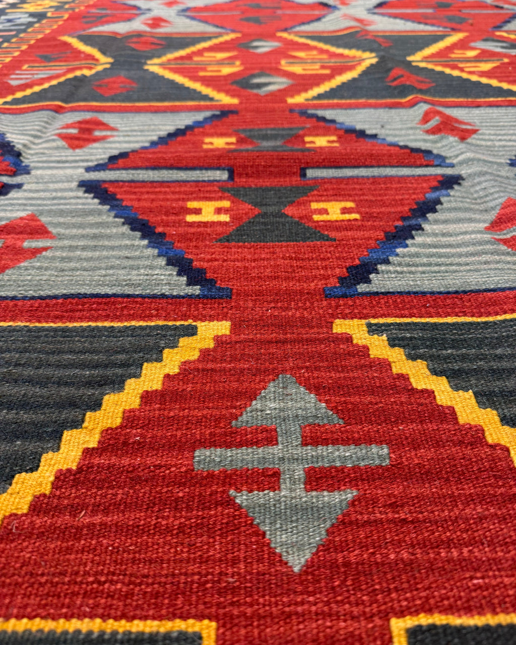Dettaglio del tappeto Kilim 240x170 cm con motivi geometrici