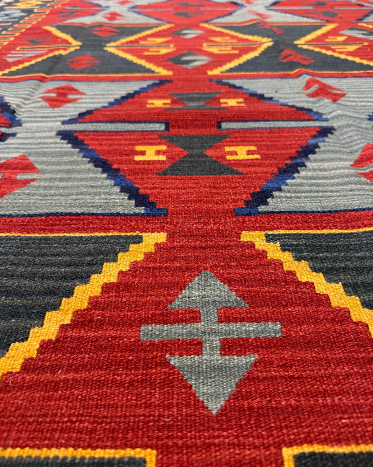 Dettaglio del tappeto Kilim 240x170 cm con motivi geometrici