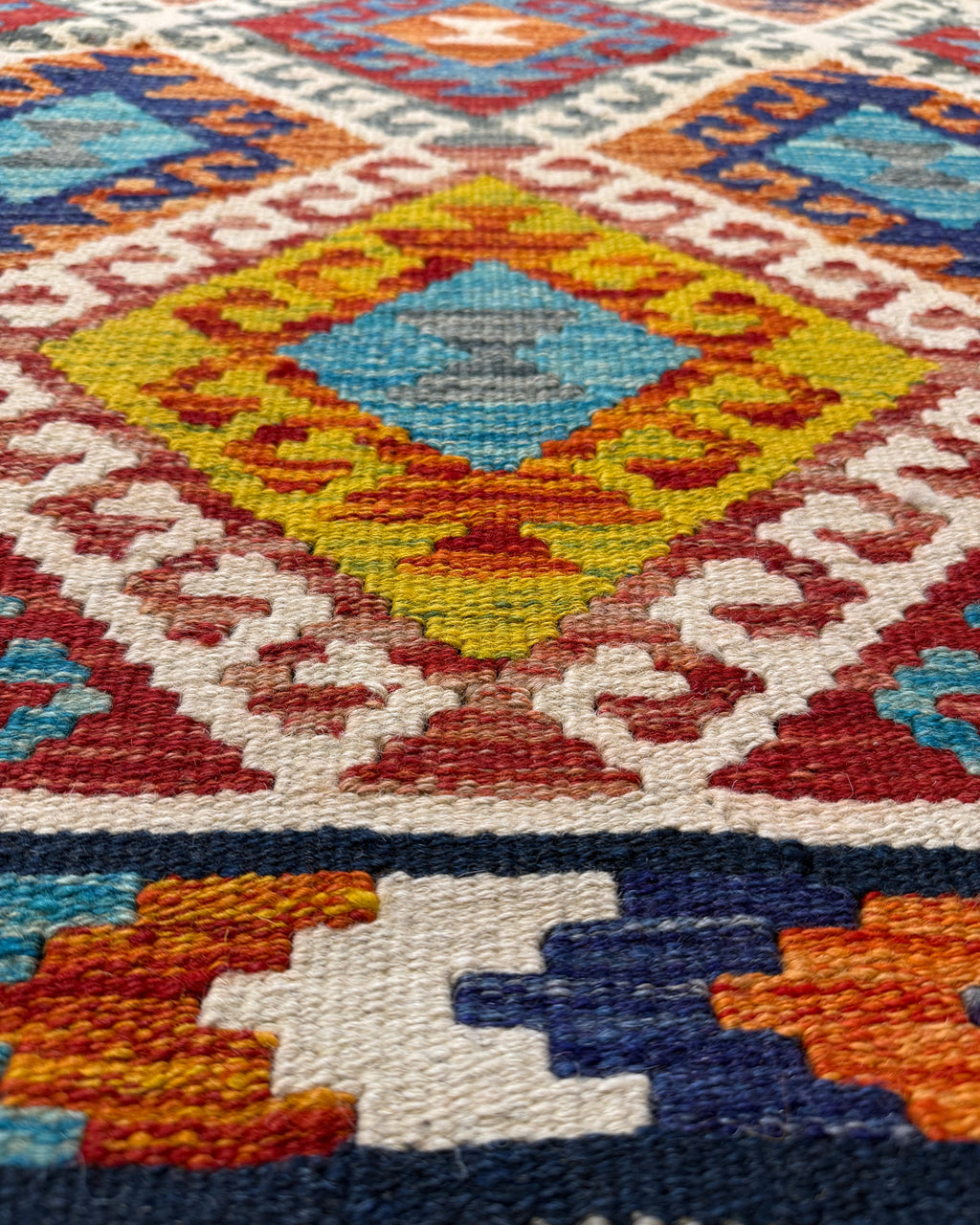 Dettaglio dei colori del tappeto Kilim Afgano multicolore 122x82 cm