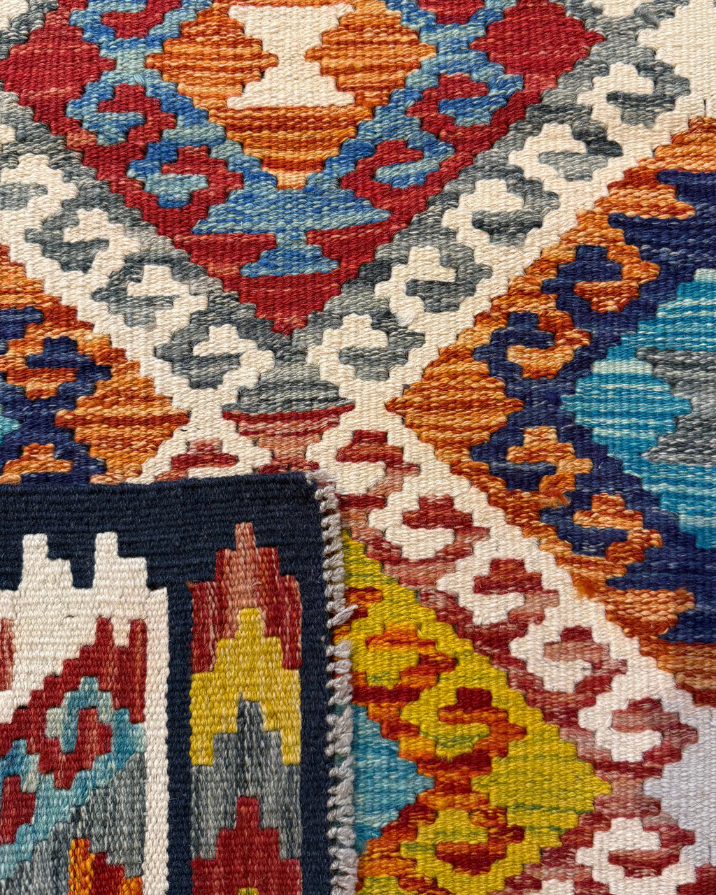Dettaglio del retro del tappeto Kilim Afgano multicolore 122x82 cm