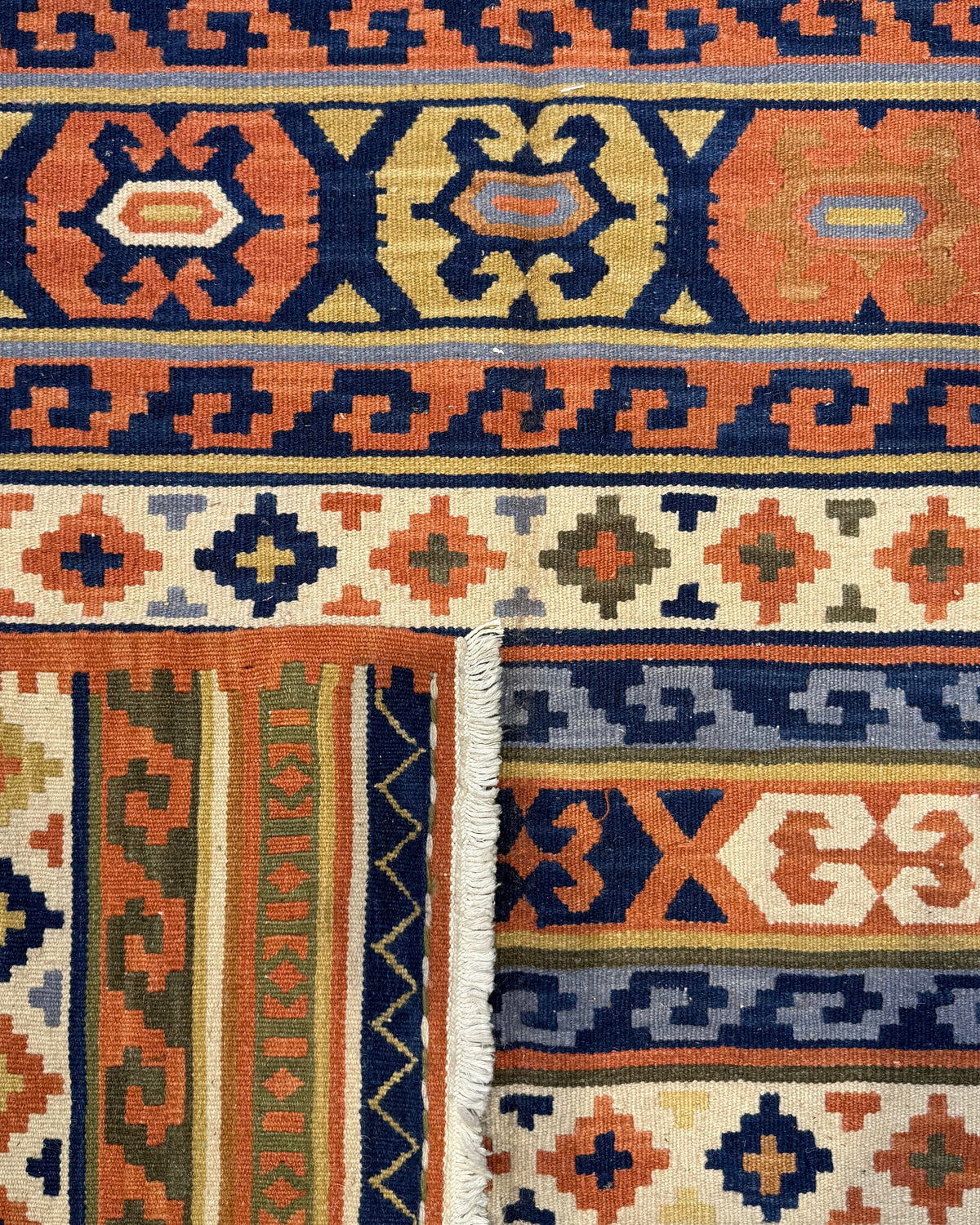 Dettaglio del retro del tappeto Kilim arancio 190x190 cm