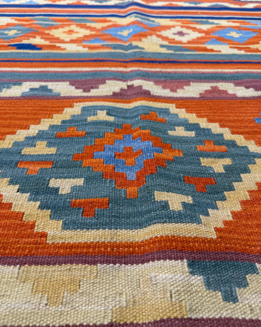 Dettaglio dei colori e della tessitura del tappeto Kilim arancio 218x158 cm