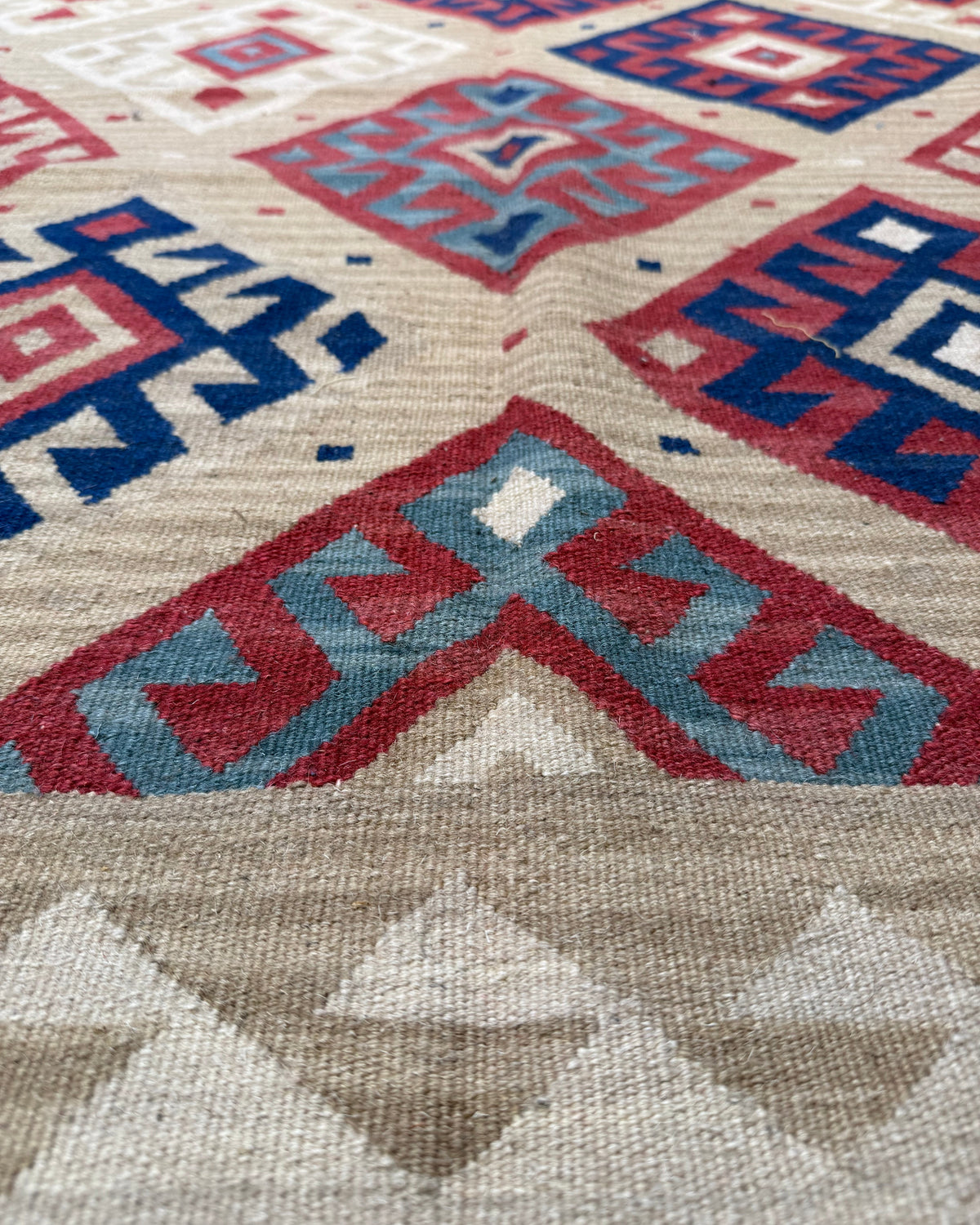 Dettaglio dei colori e della tessitura del tappeto Kilim avorio 220x160 cm