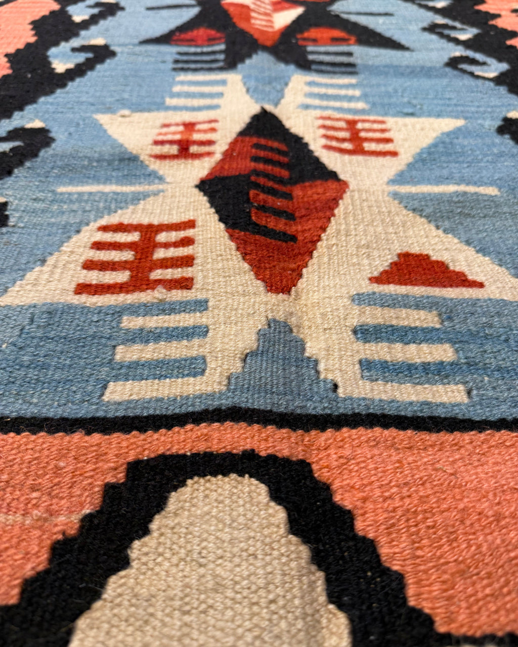 Dettaglio dei colori e della tessitura del tappeto Kilim azzurro 155x106 cm