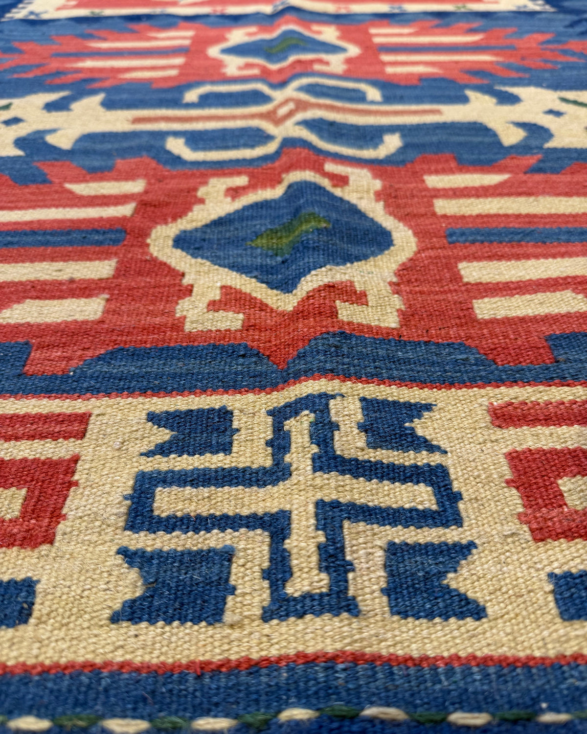 Dettaglio dei colori e della tessitura del tappeto Kilim blu 183x122 cm