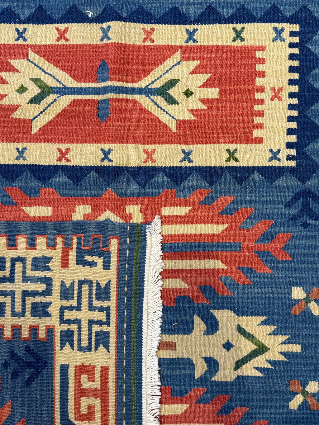 Dettaglio del retro del tappeto Kilim blu 183x122 cm