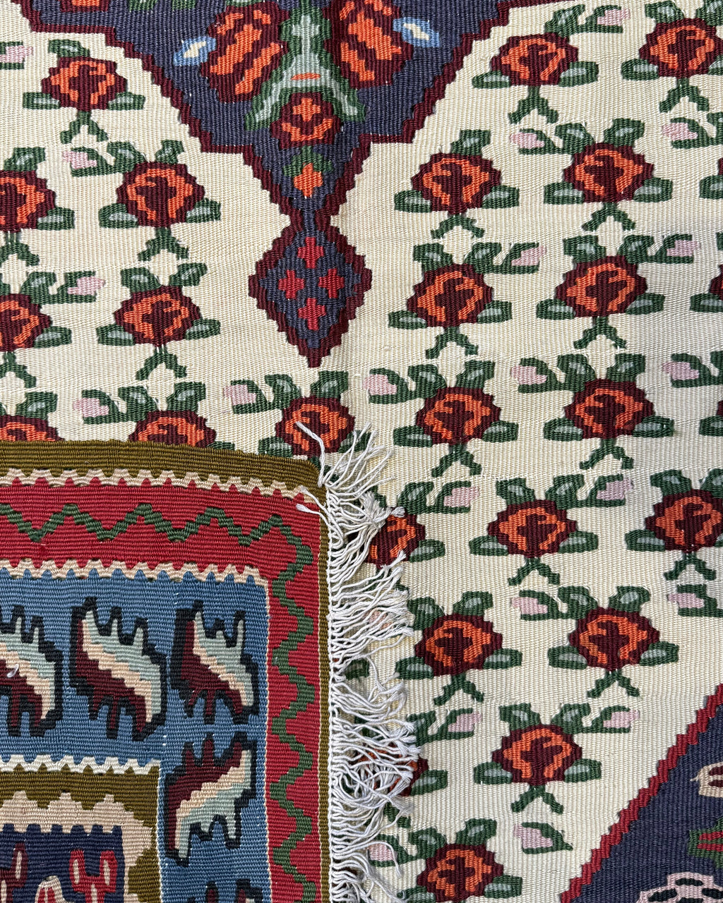 Dettaglio del retro del tappeto Kilim Curdo avorio 180x109 cm