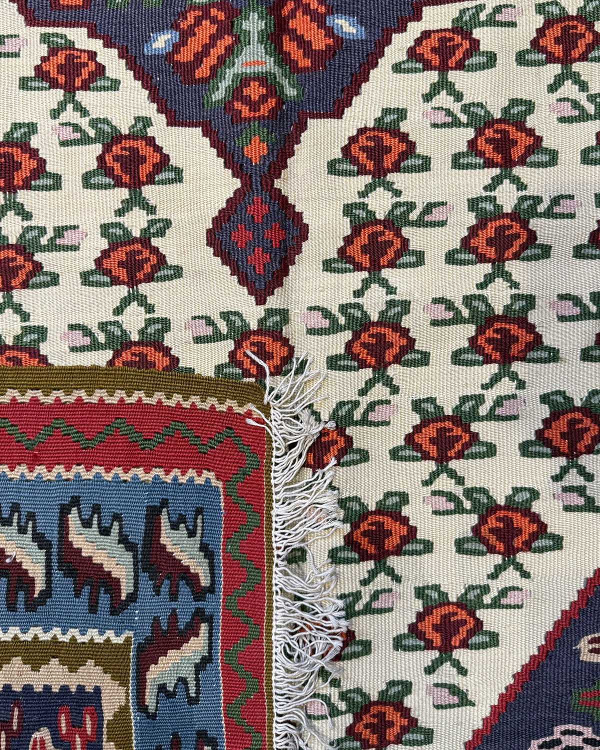 Dettaglio del retro del tappeto Kilim Curdo avorio 180x109 cm