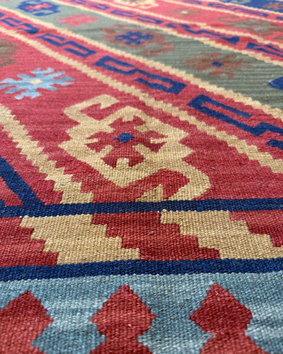 Dettaglio dei colori e della tessitura del tappeto Kilim multicolore 220x160 cm