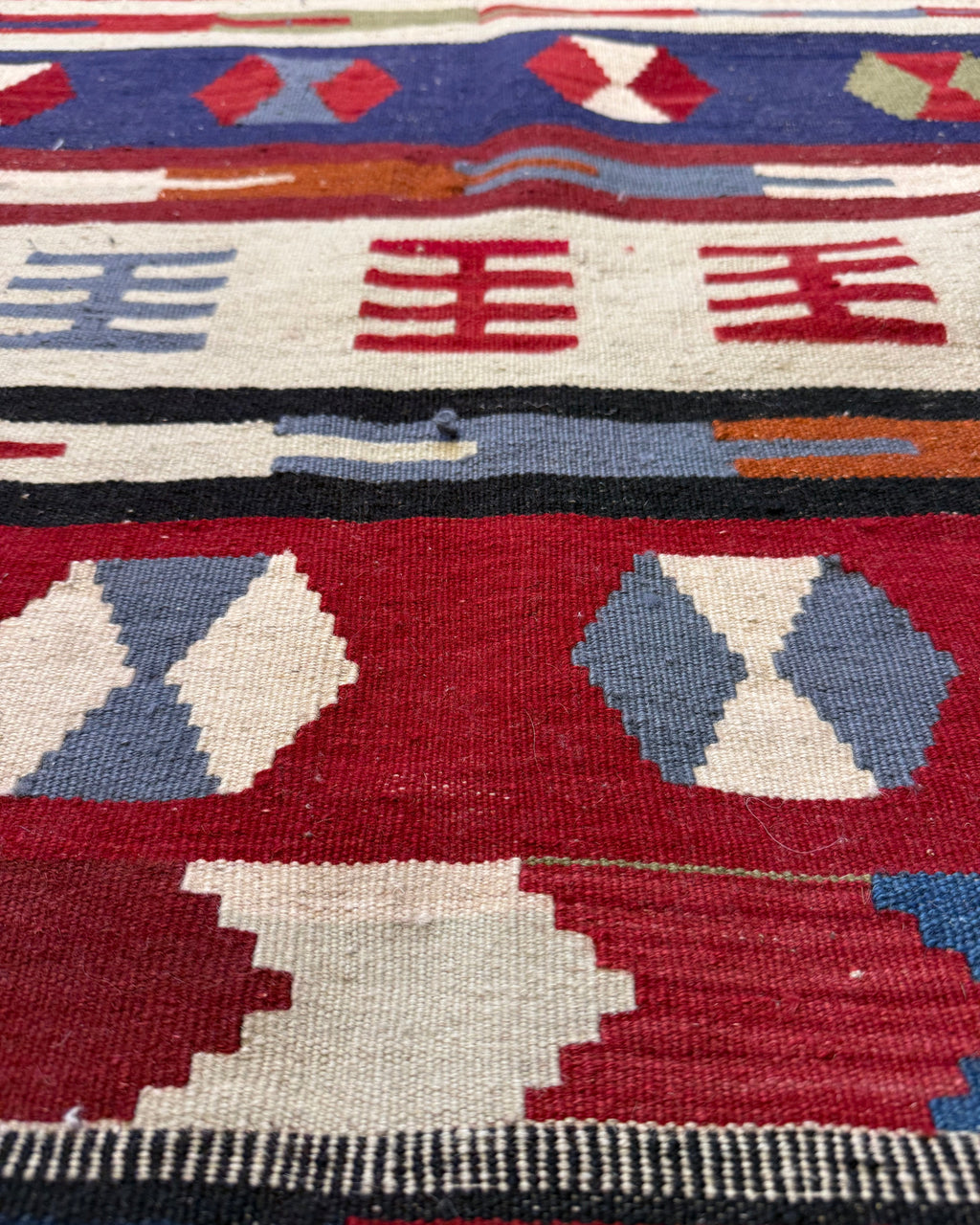 Dettaglio della tessitura del tappeto Kilim multicolore 200x112 cm