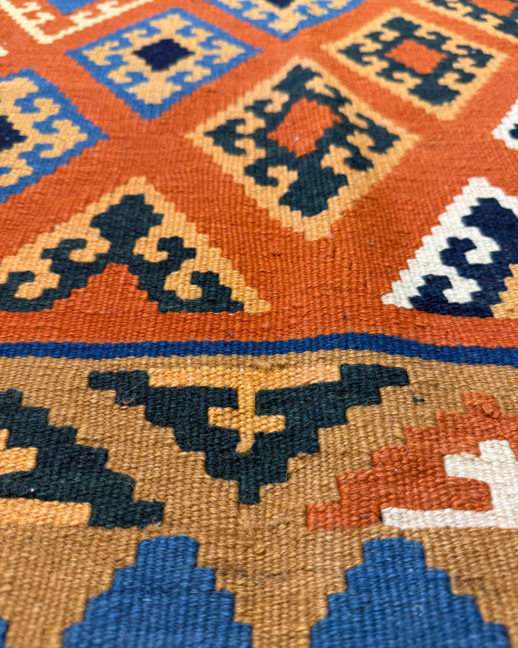 Dettaglio della tessitura del tappeto Kilim Persiano arancio 160x111 cm