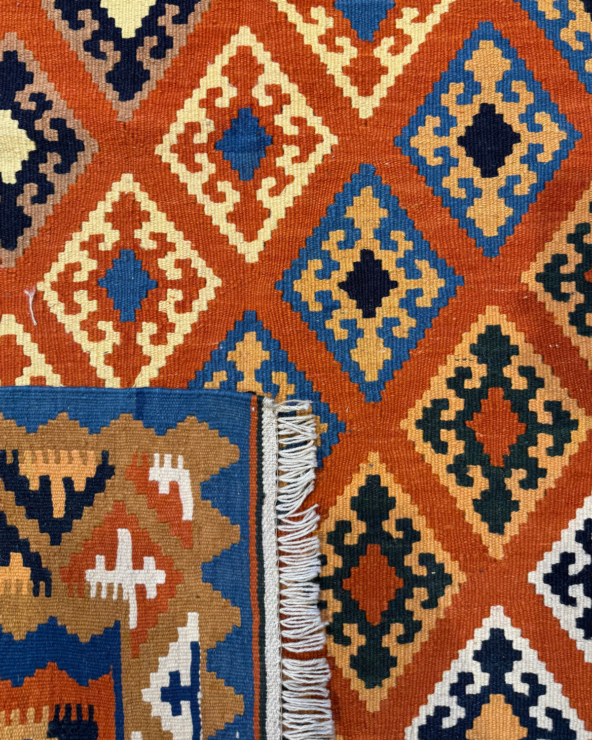 Dettaglio del retro del tappeto Kilim Persiano arancio 160x111 cm