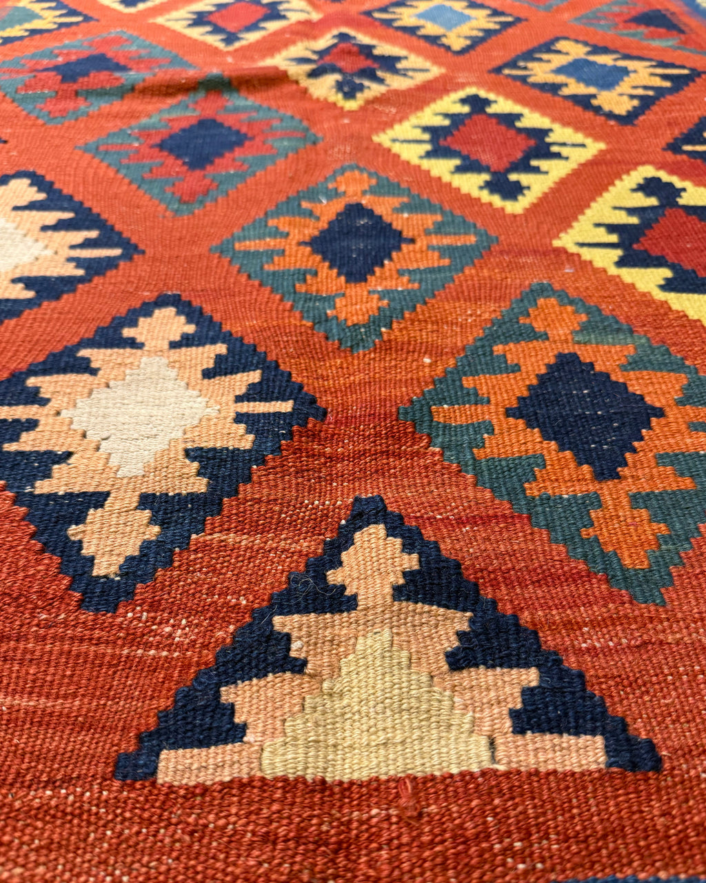 Dettaglio della tessitura del tappeto Kilim Persiano arancio 140x95 cm