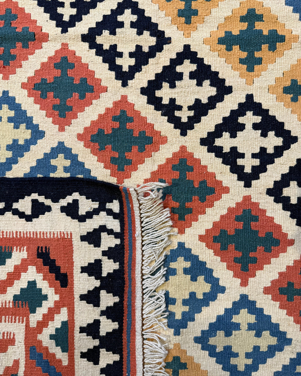Dettaglio del retro del tappeto Kilim Persiano avorio 190x134 cm