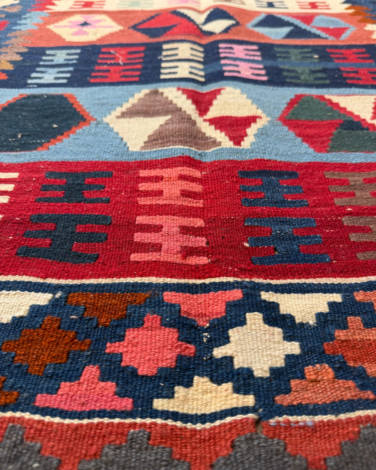Dettaglio dei colori del tappeto Kilim Persiano blu 145x98 cm
