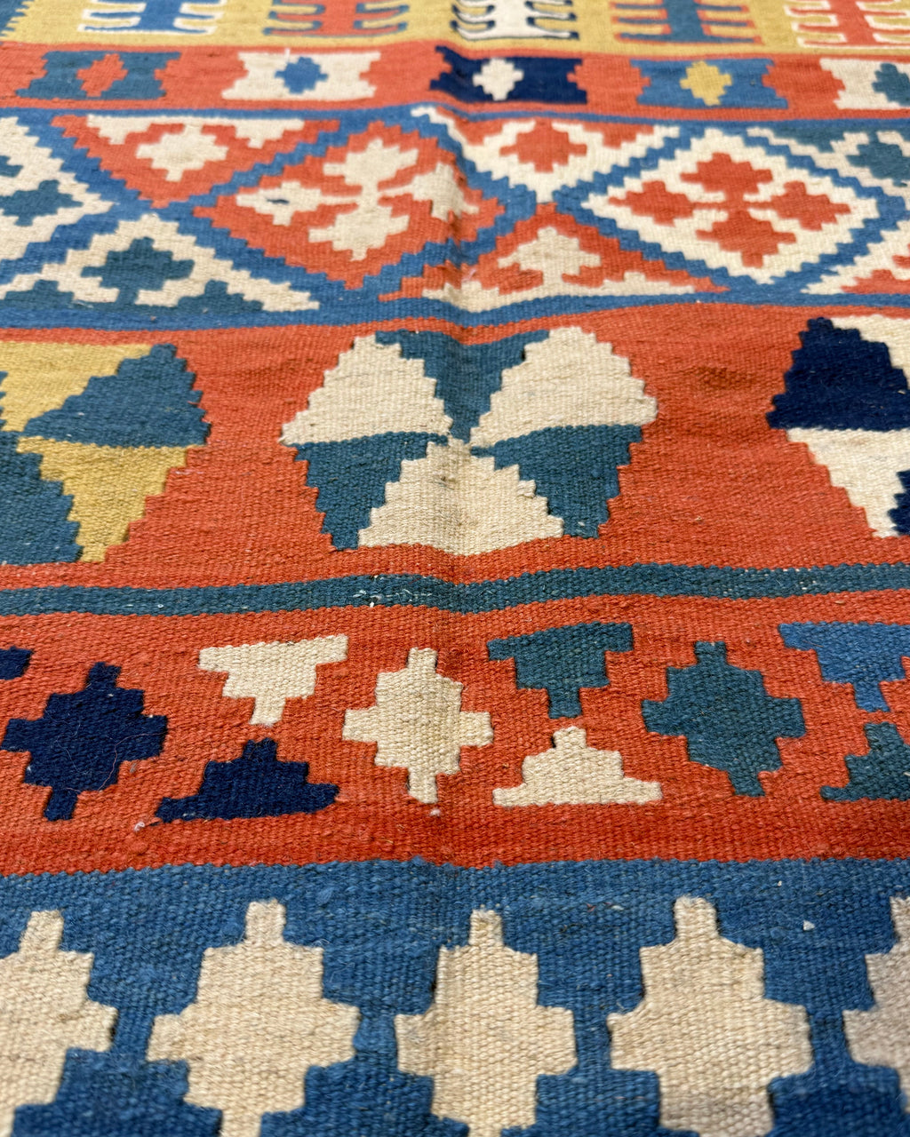 Dettaglio dei colori del tappeto Kilim Persiano blu 204x153 cm