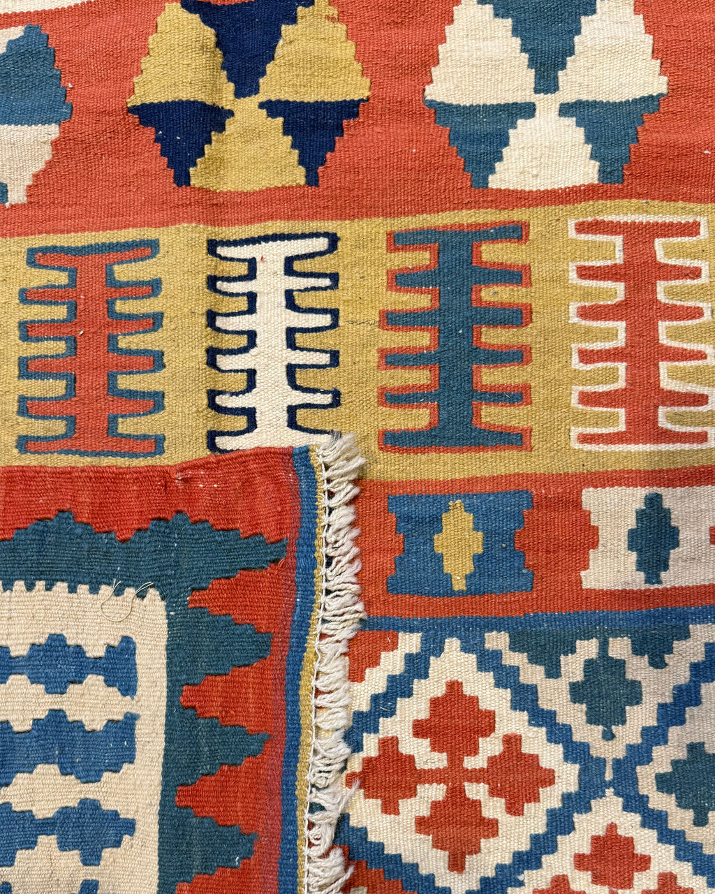 Dettaglio del retro del tappeto Kilim Persiano blu 204x153 cm