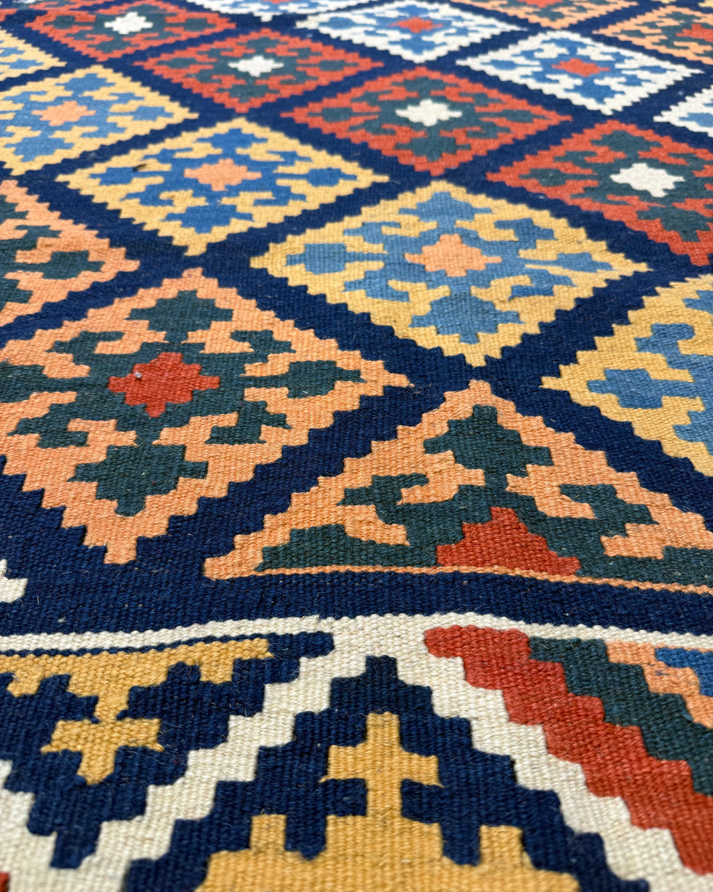 Dettaglio dei motivi del tappeto Kilim Persiano blu 194x155 cm