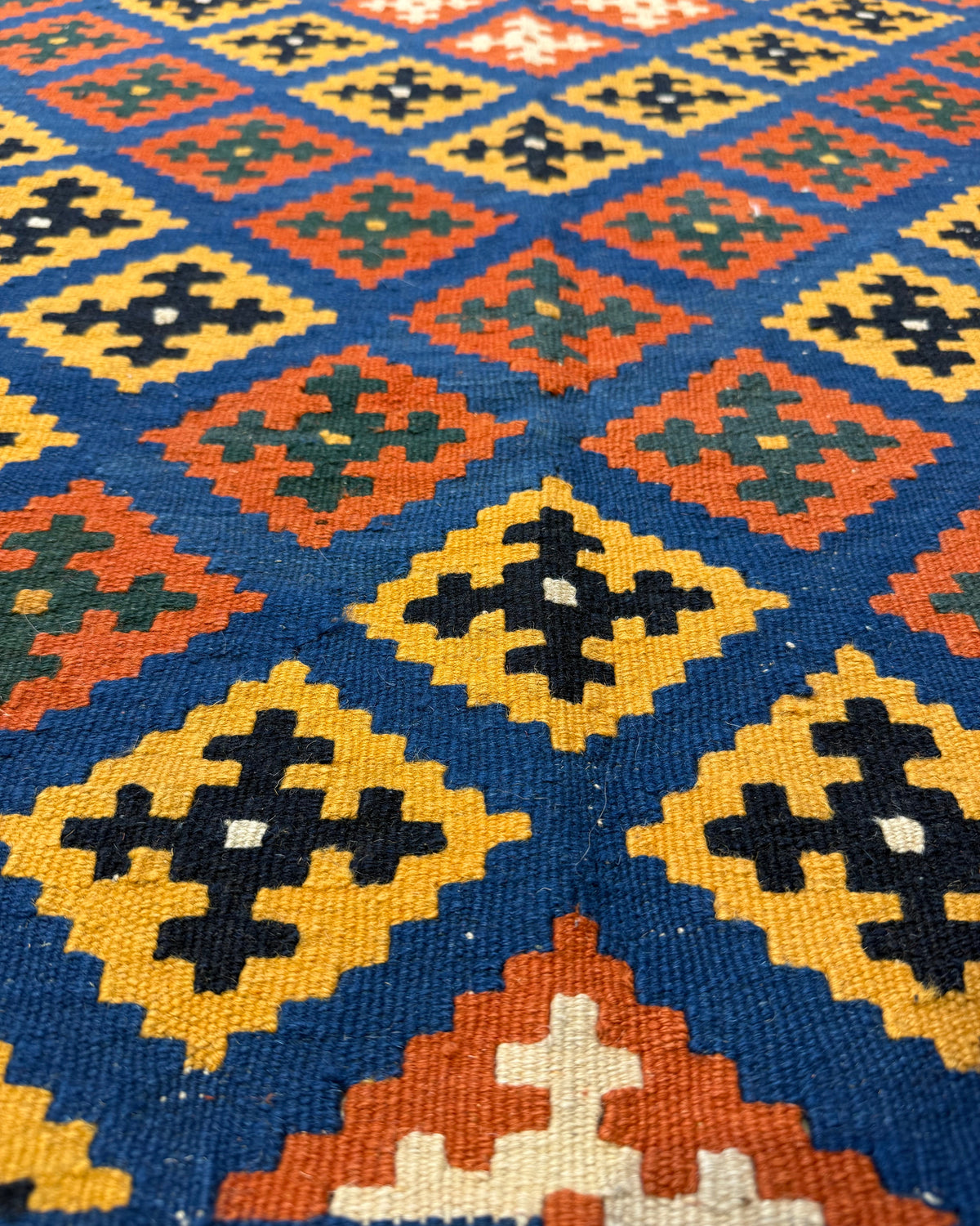 Dettaglio dei motivi del tappeto Kilim Persiano blu 180x120 cm