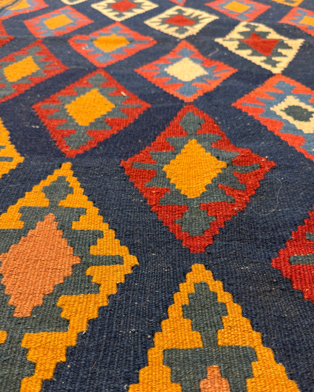 Dettaglio dei colori e della tessitura del tappeto Kilim Persiano blu 165x121 cm