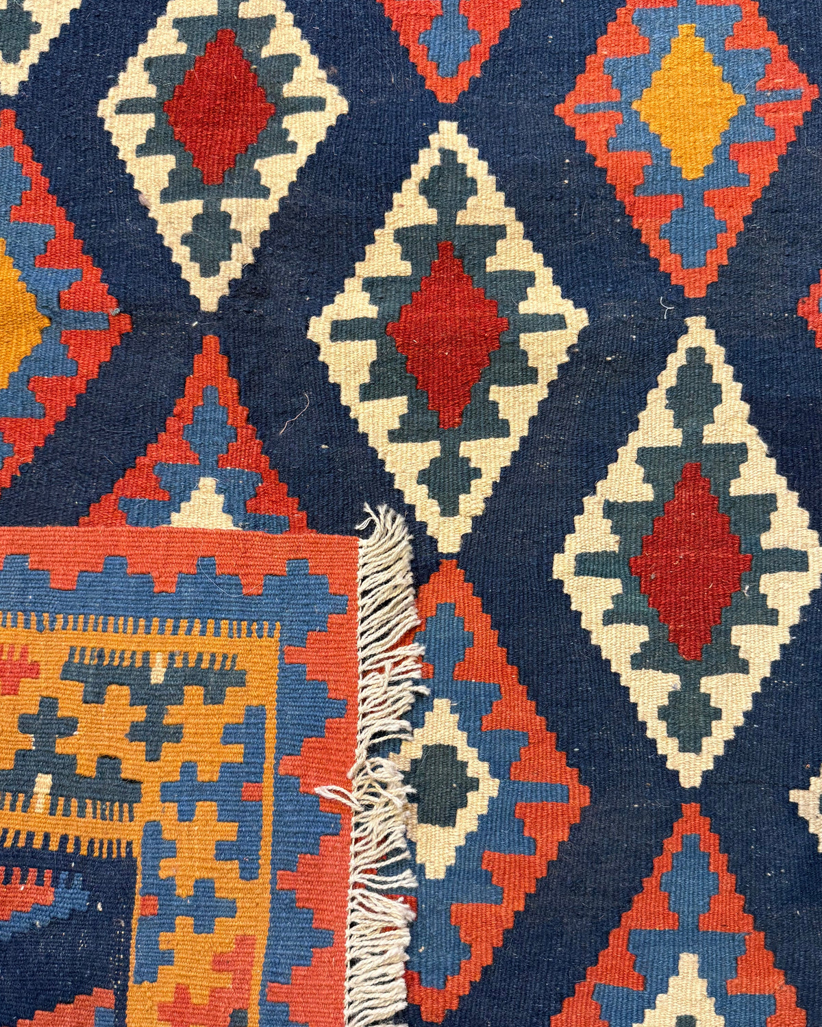 Dettaglio del retro del tappeto Kilim Persiano blu 165x121 cm