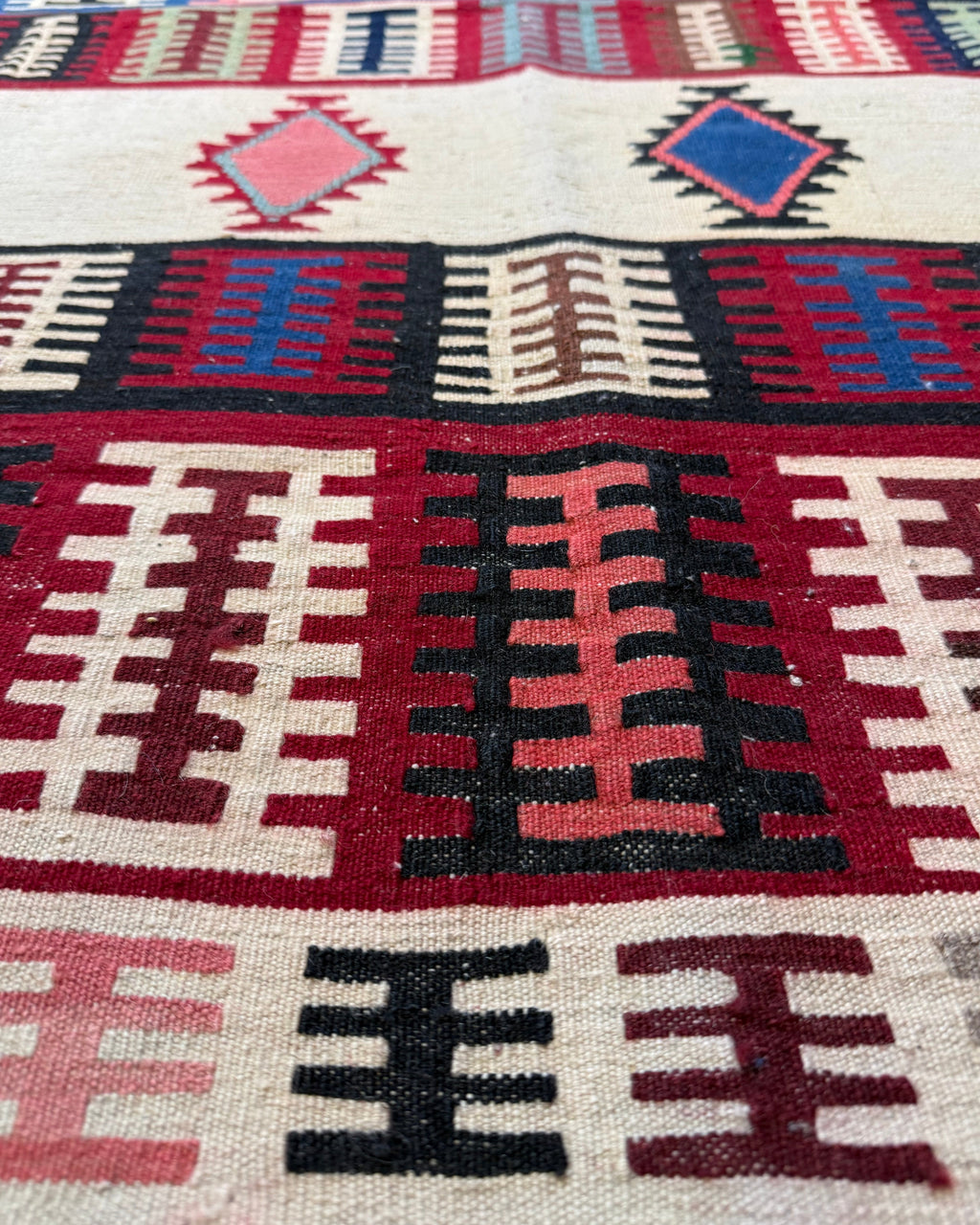 Dettaglio dei motivi del tappeto Kilim Persiano rosso 138x104 cm