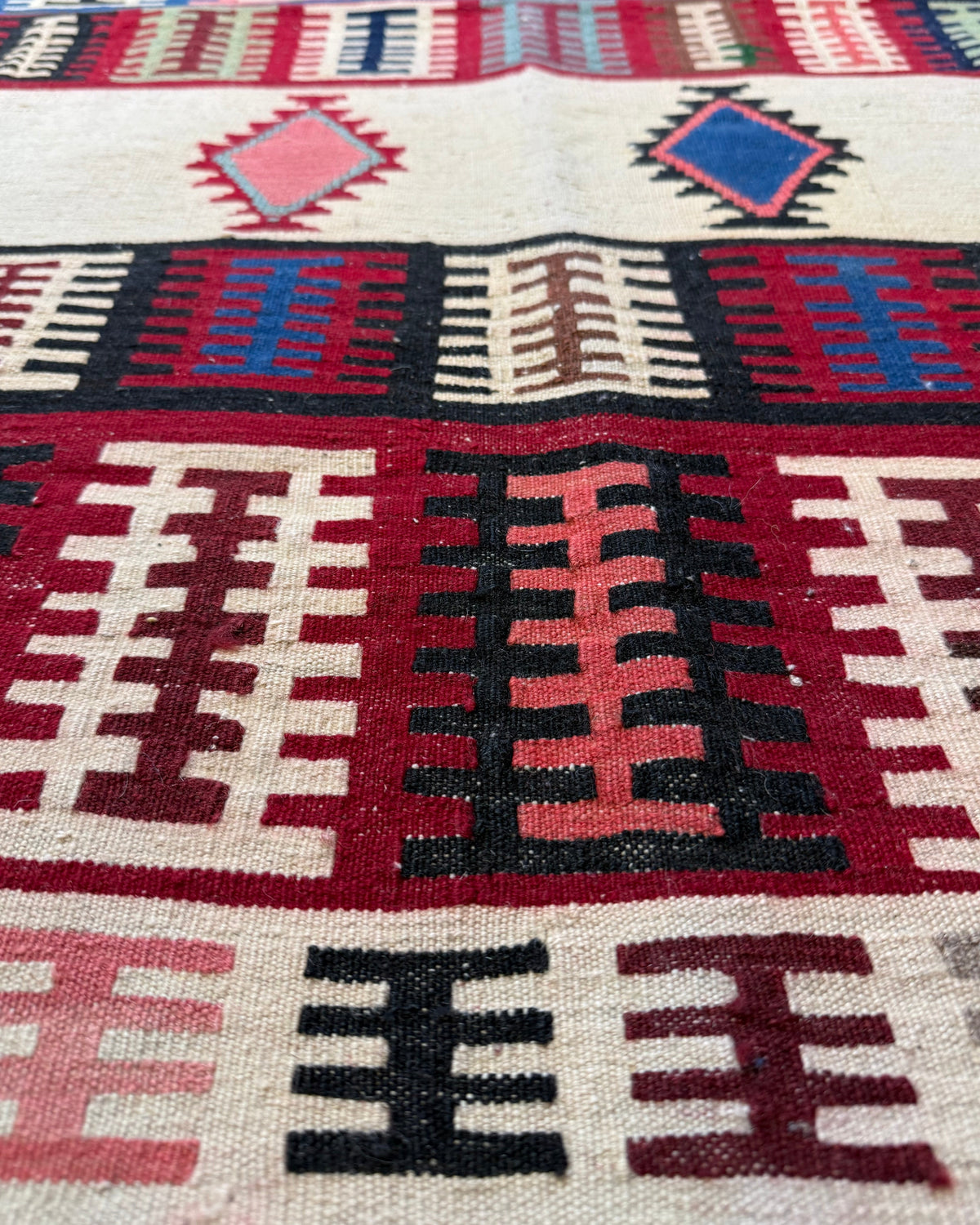 Dettaglio dei motivi del tappeto Kilim Persiano rosso 138x104 cm
