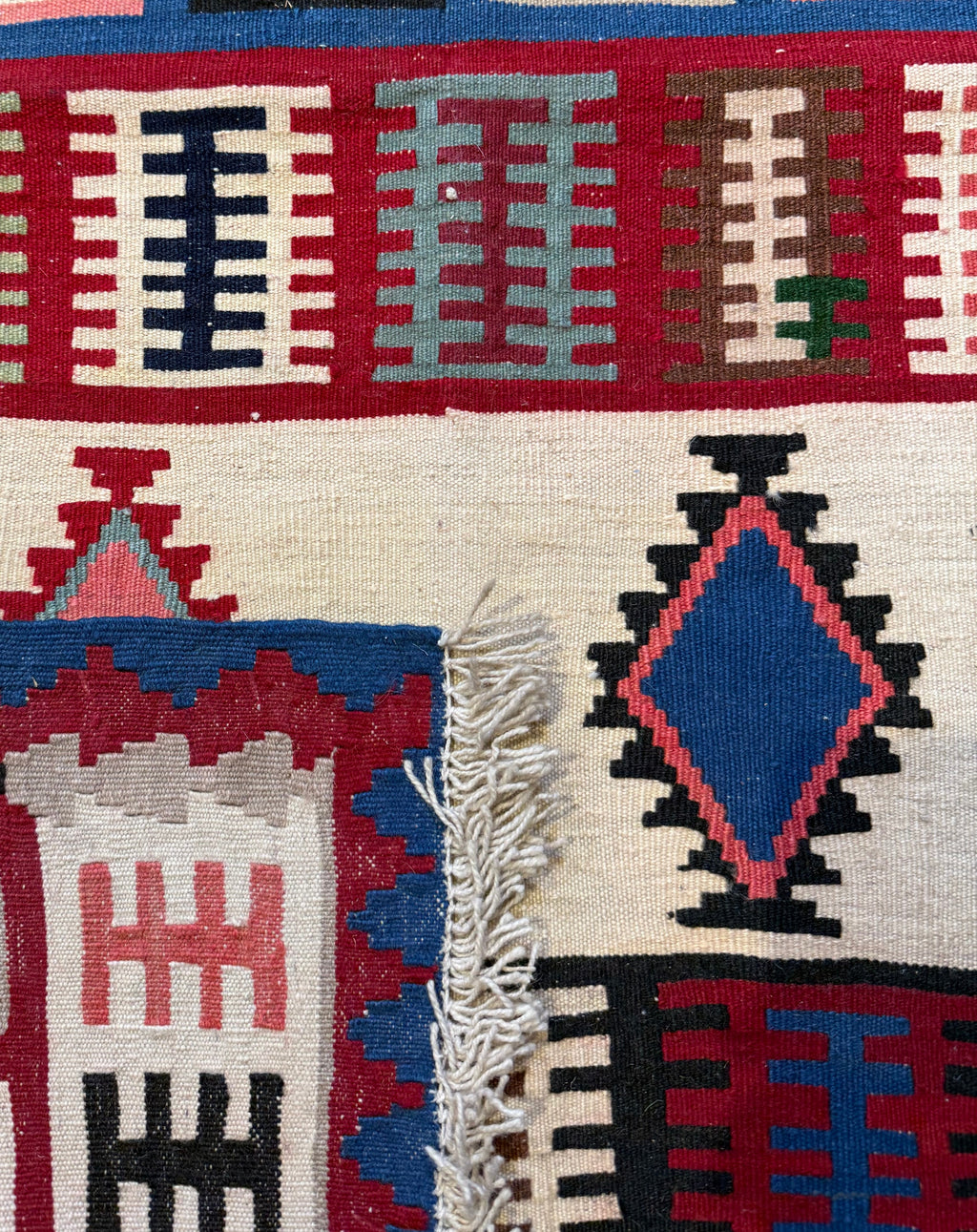 Dettaglio del retro del tappeto Kilim Persiano rosso 138x104 cm