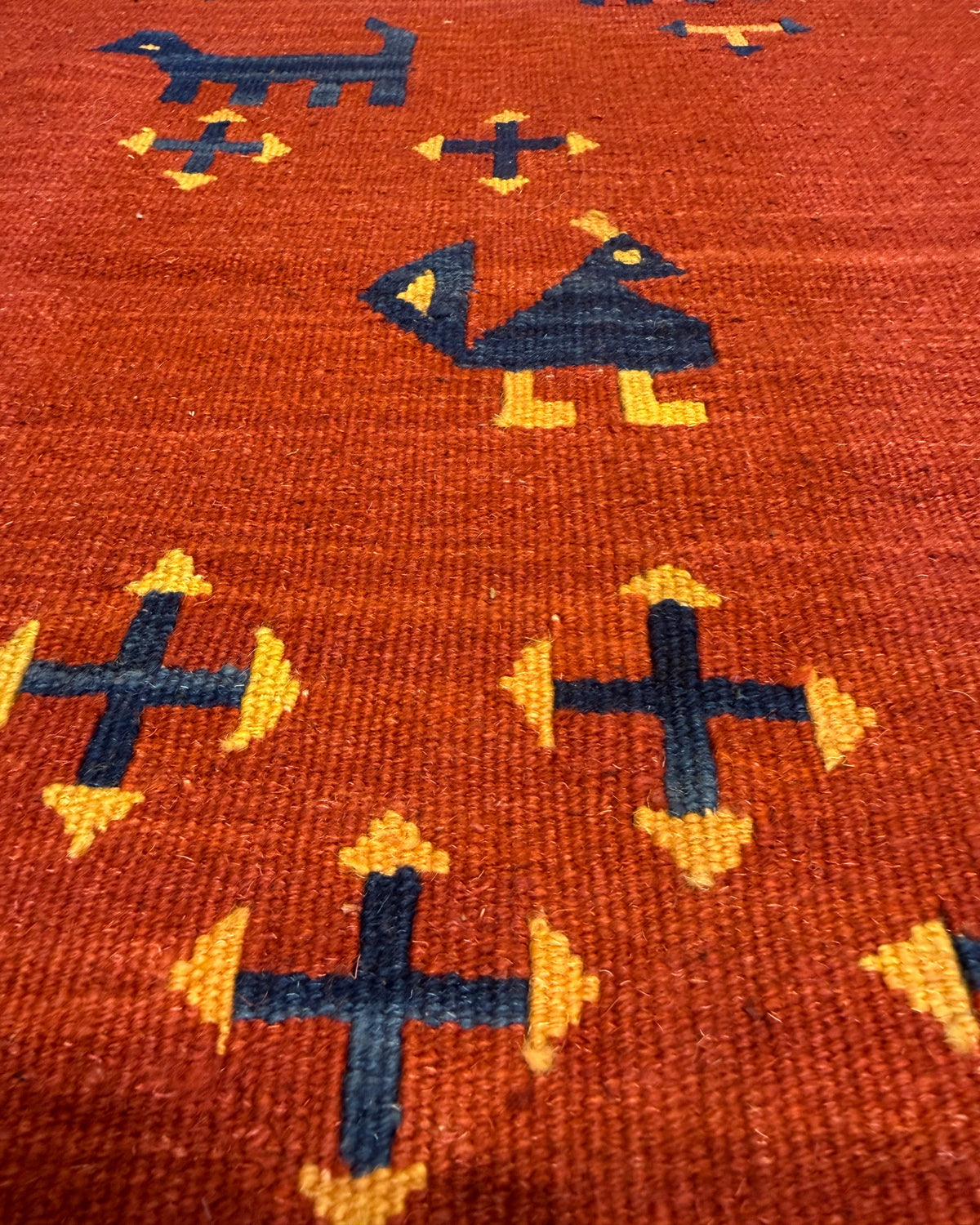 Dettaglio dei motivi del tappeto Kilim rosso 220x160 cm