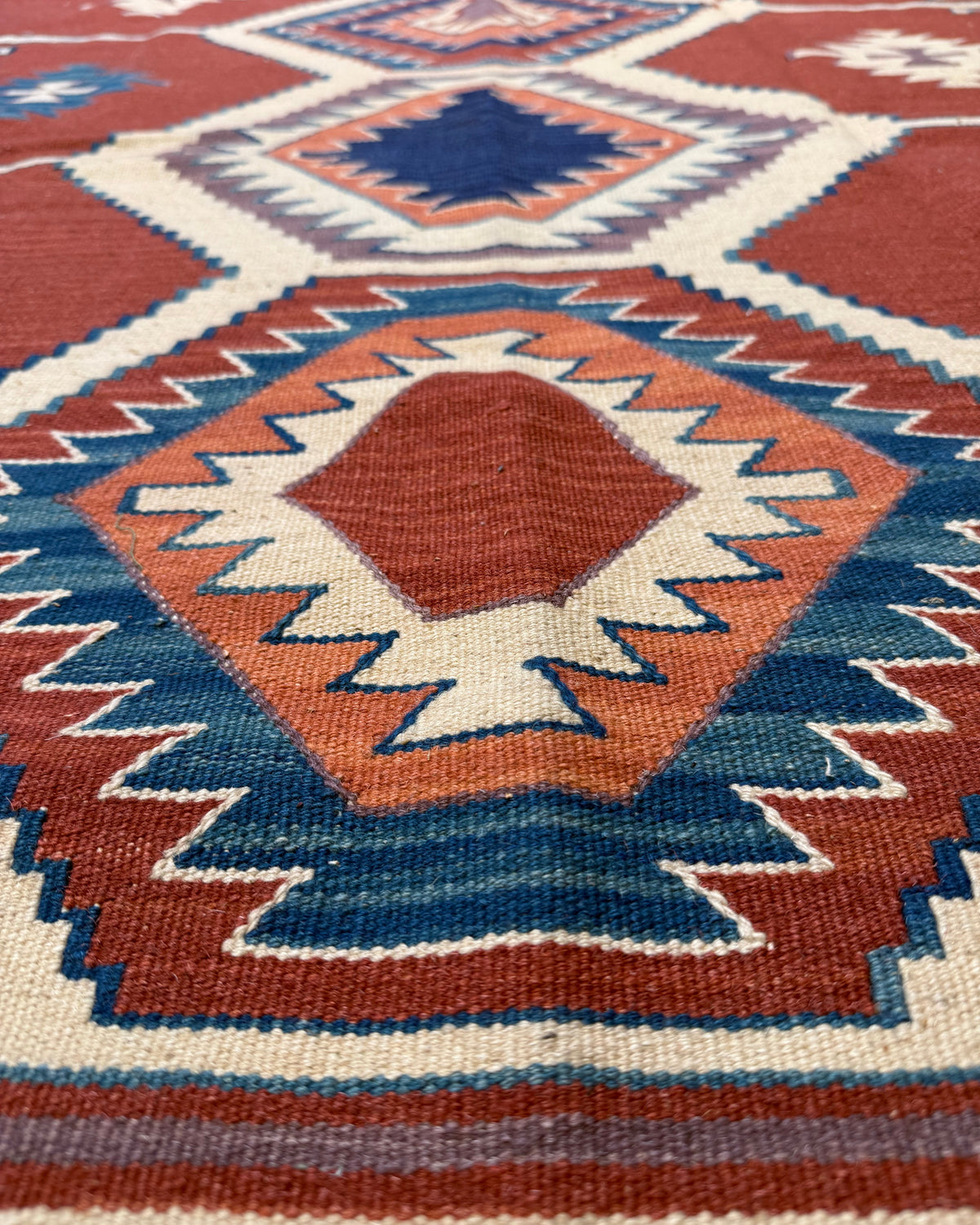 Dettaglio dei colori e della tessitura del tappeto Kilim rosso 220x160 cm