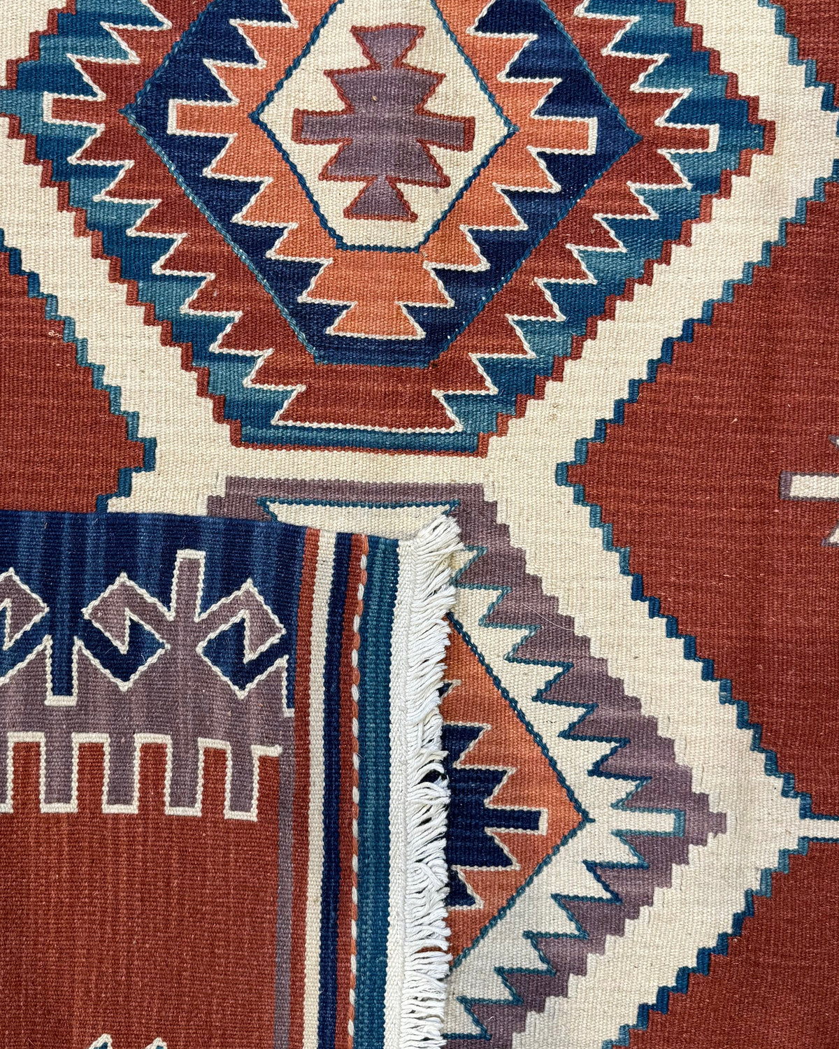Dettaglio del retro del tappeto Kilim rosso 220x160 cm