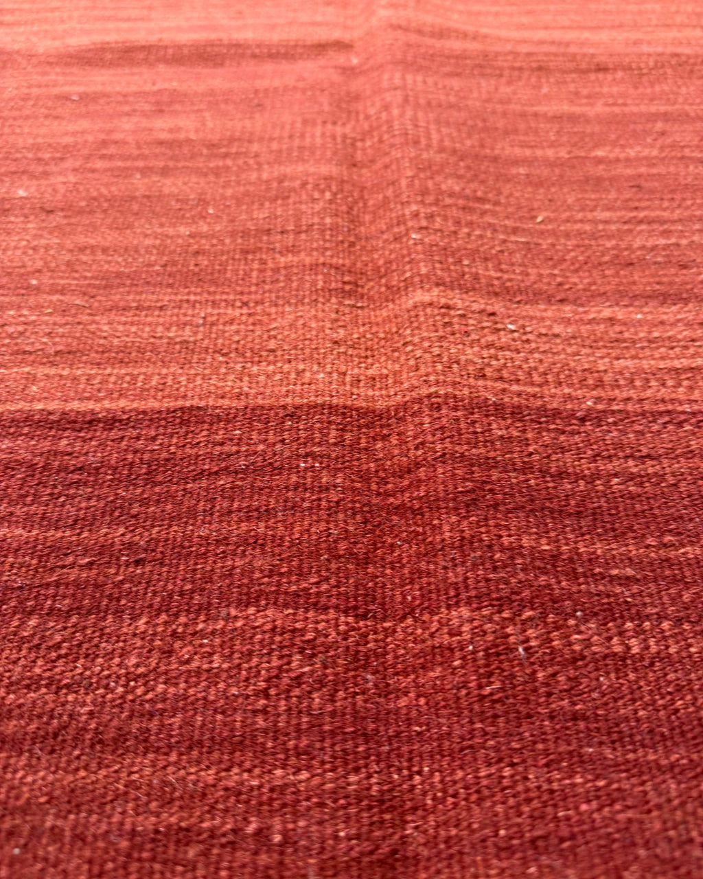 Dettaglio dei colori e della tessitura del tappeto Kilim rosso 183x122 cm