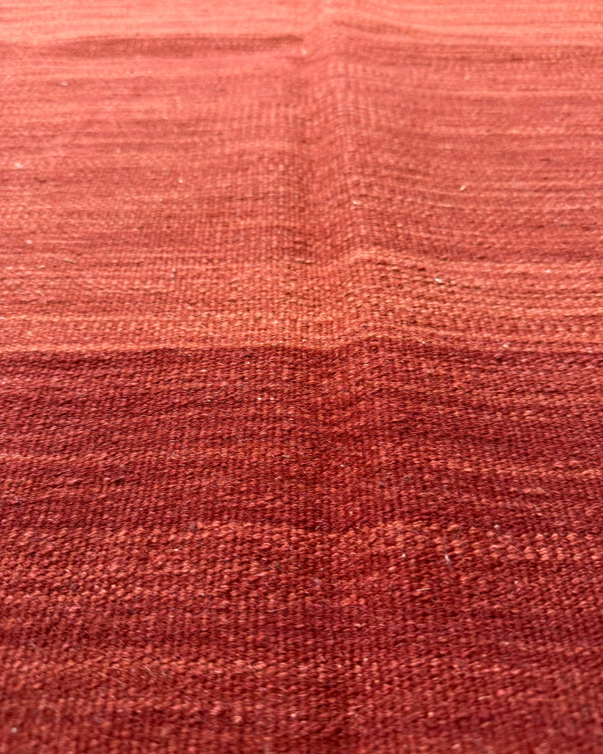 Dettaglio dei colori e della tessitura del tappeto Kilim rosso 183x122 cm