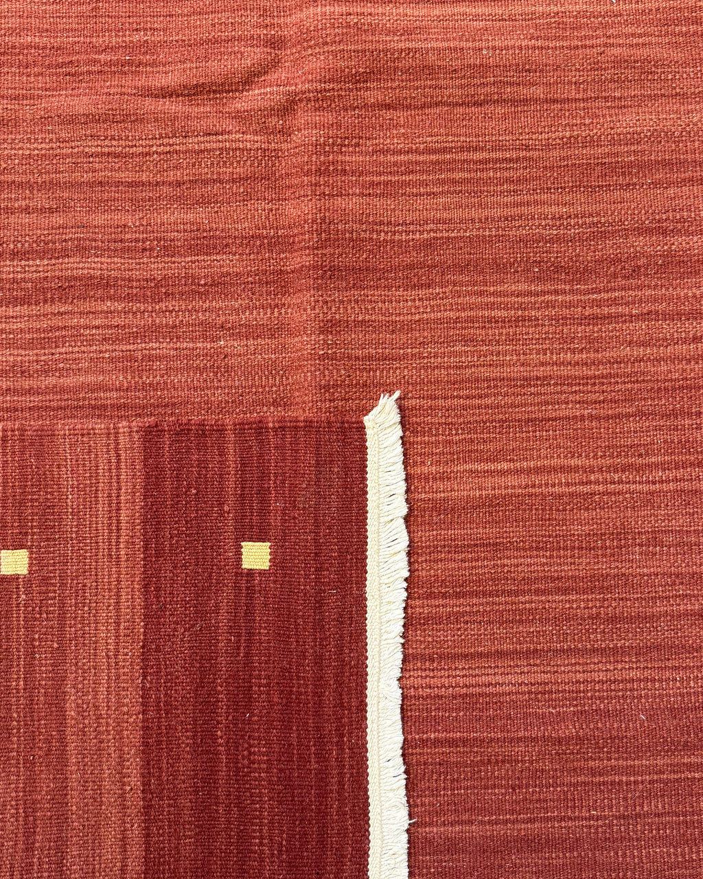 Dettaglio del retro del tappeto Kilim rosso 183x122 cm