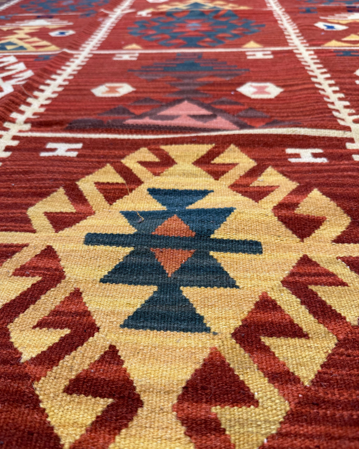 Dettaglio dei motivi del tappeto Kilim rosso 185x185 cm