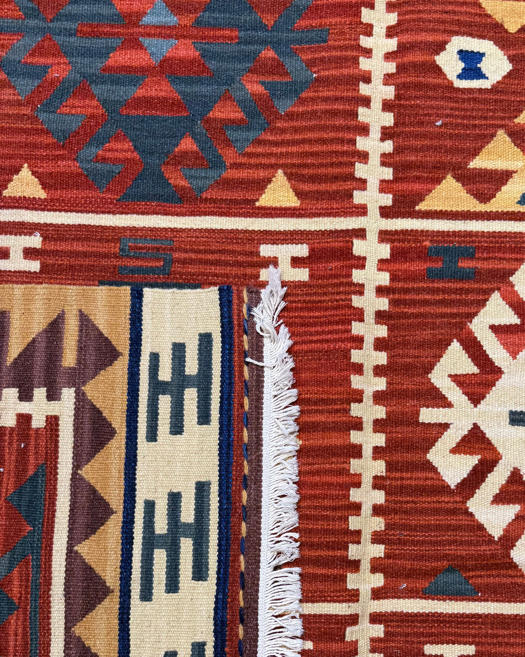 Dettaglio del retro del tappeto Kilim rosso 185x185 cm