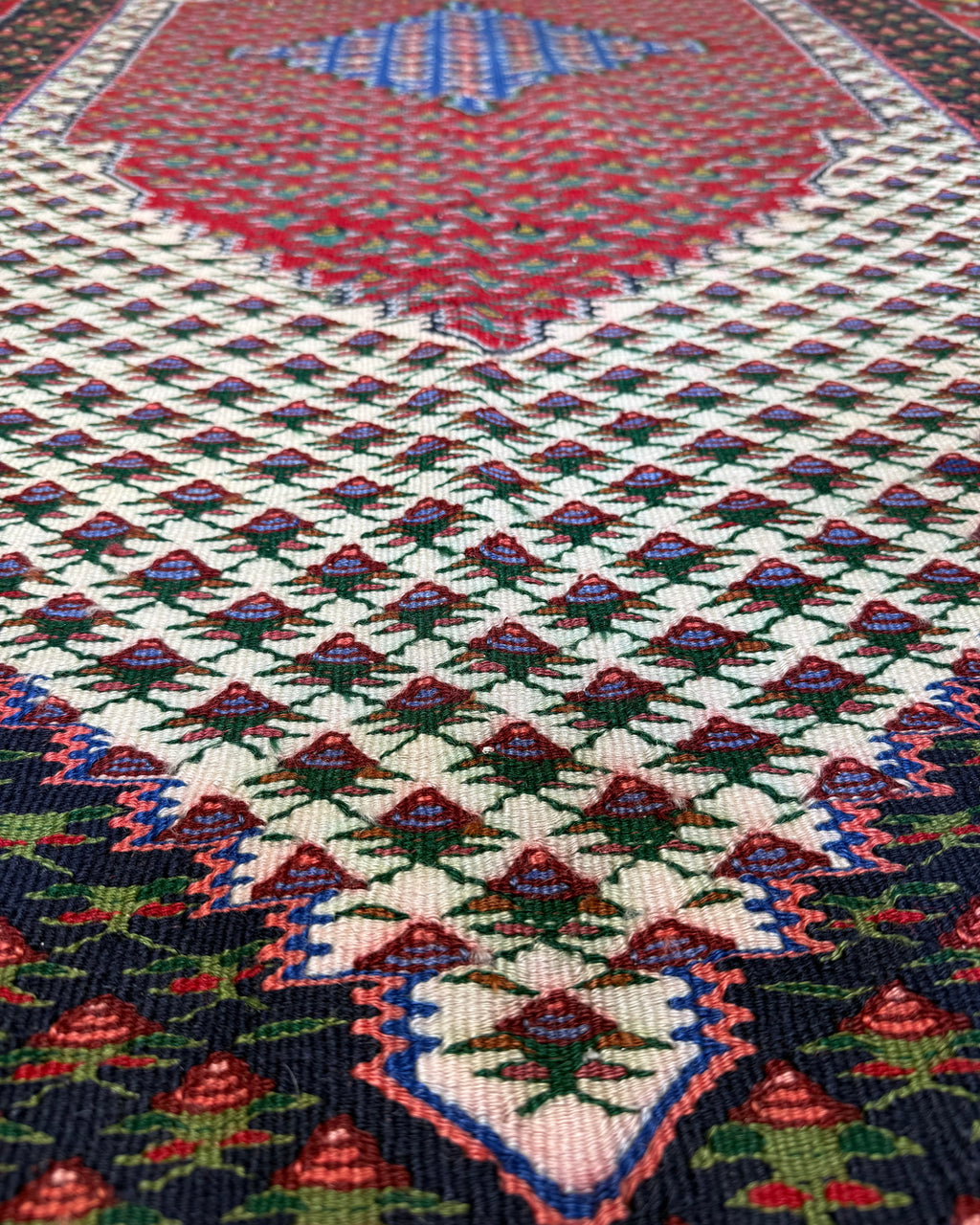 Dettaglio del tappeto Kilim Senneh 193x117 cm con motivi decorativi