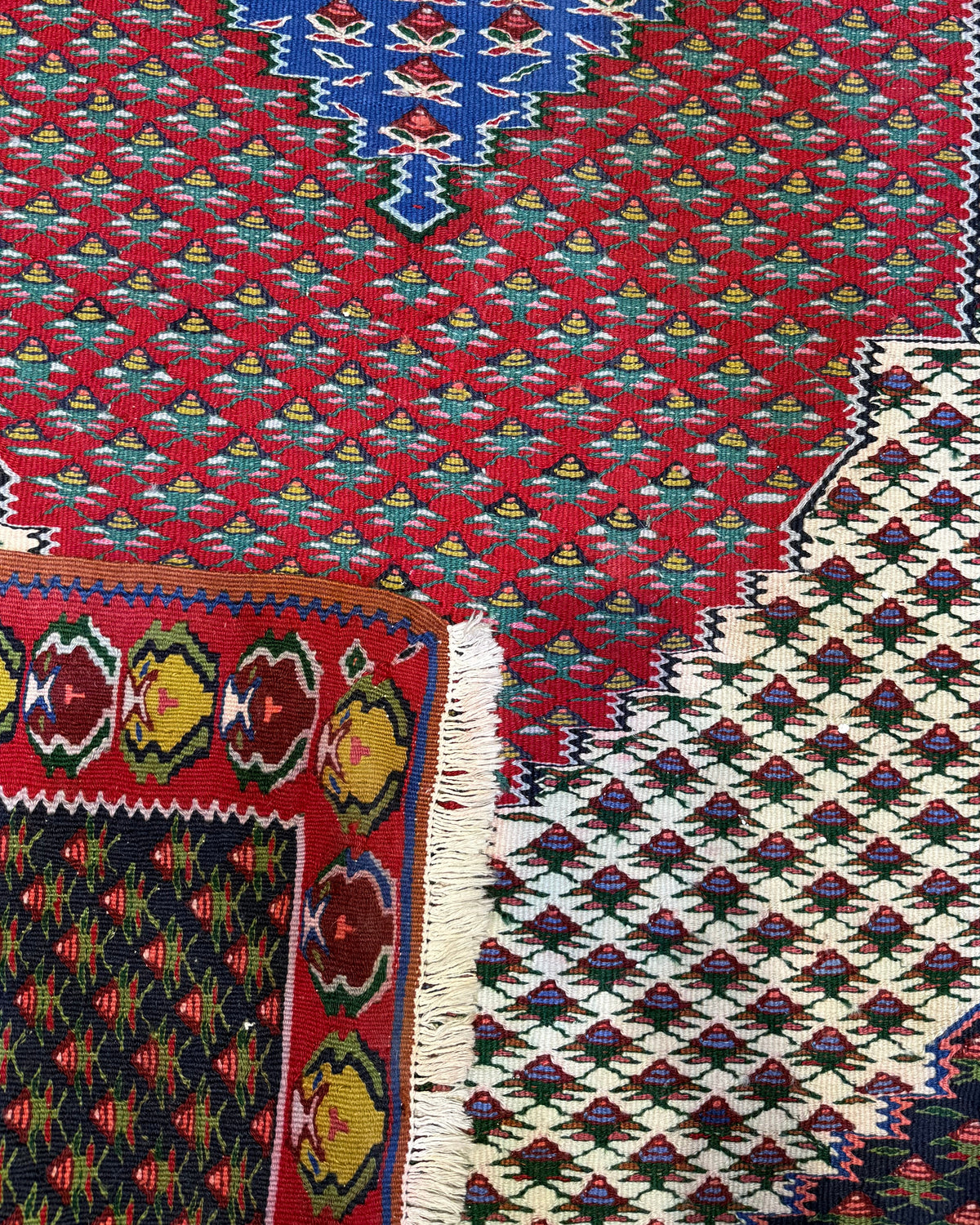 Dettaglio del retro del tappeto Kilim Senneh 193x117 cm