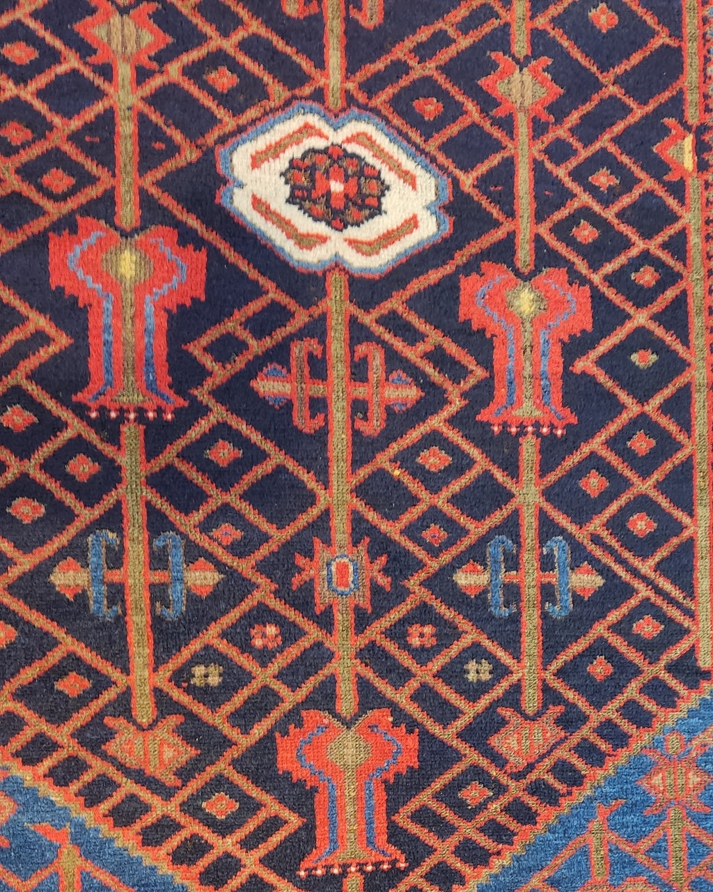 Tappeto Malayer persiano annodato a mano con medaglione geometrico su fondo blu e bordura rossa, misura 200x132 cm
