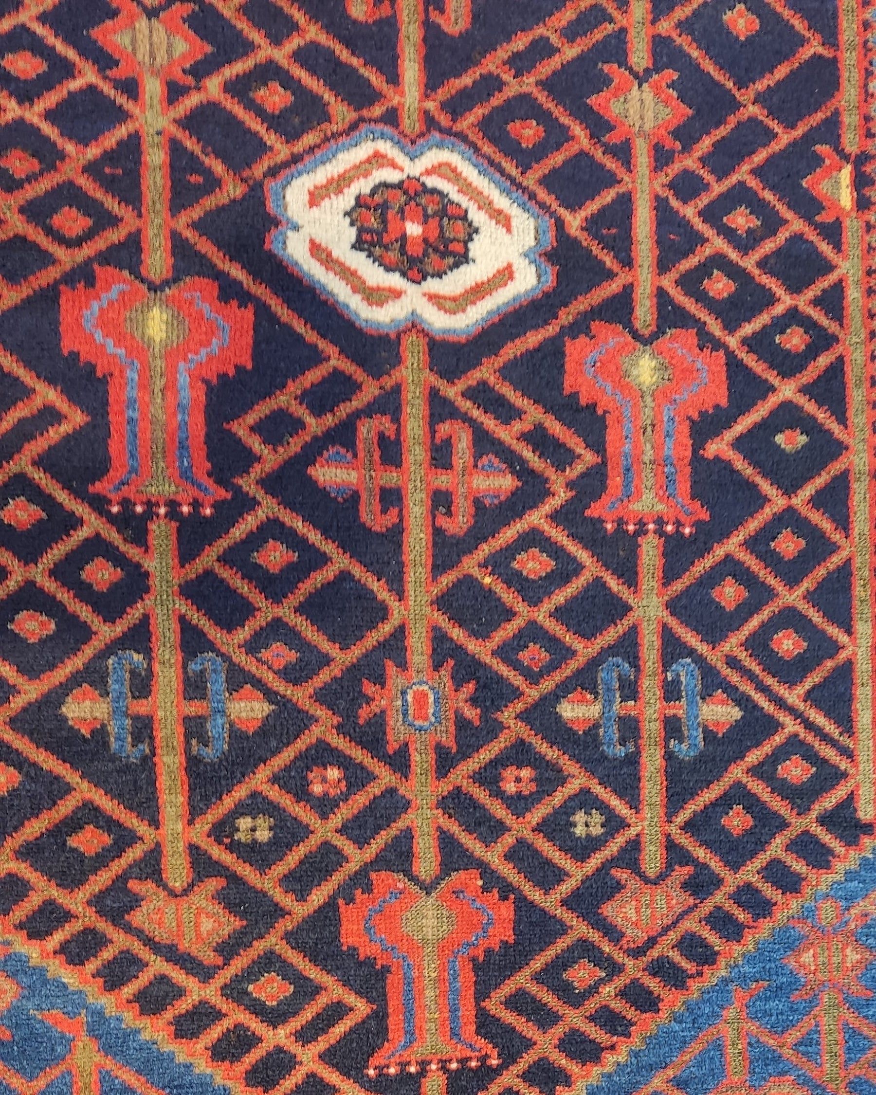 Tappeto Malayer persiano annodato a mano con medaglione geometrico su fondo blu e bordura rossa, misura 200x132 cm