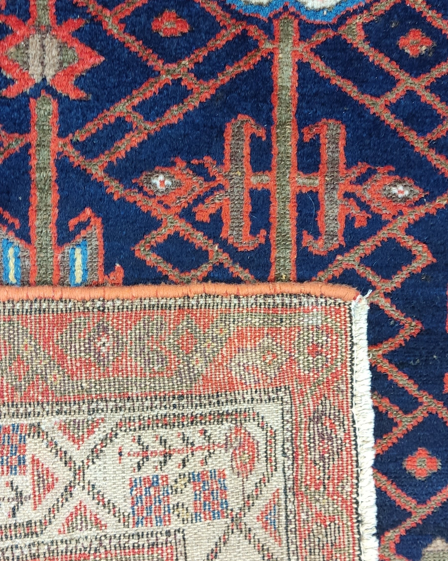 Tappeto Malayer persiano annodato a mano con medaglione geometrico su fondo blu e bordura rossa, misura 200x132 cm