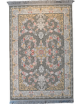 Tappeto meccanico con elegante disegno floreale su fondo grigio e dettagli rosa, misura 150x100 cm
