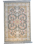 Tappeto meccanico con elegante disegno floreale su fondo grigio perla e dettagli dorati, misura 150x100 cm