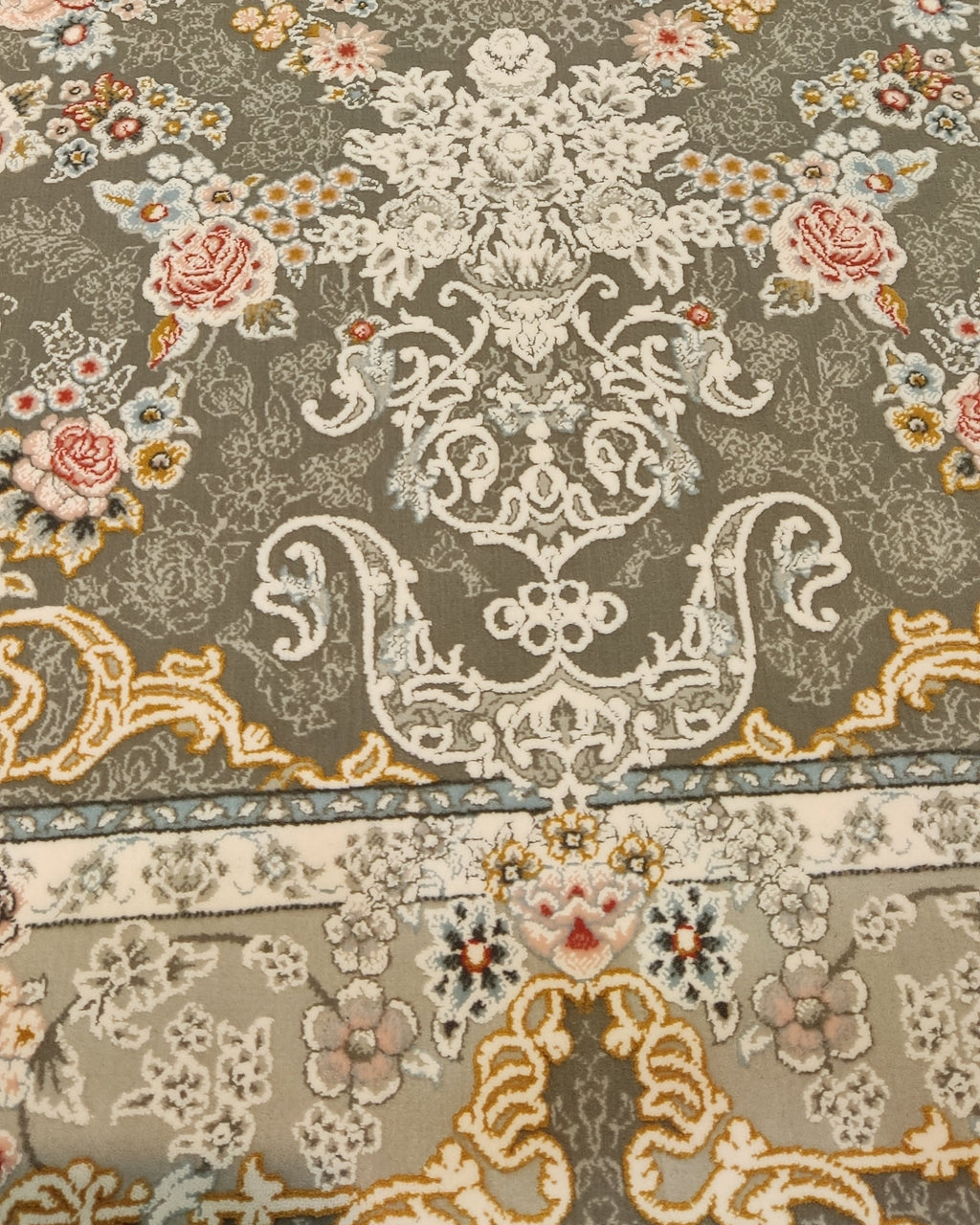 Tappeto meccanico con elegante disegno floreale su fondo grigio perla e dettagli dorati, misura 150x100 cm