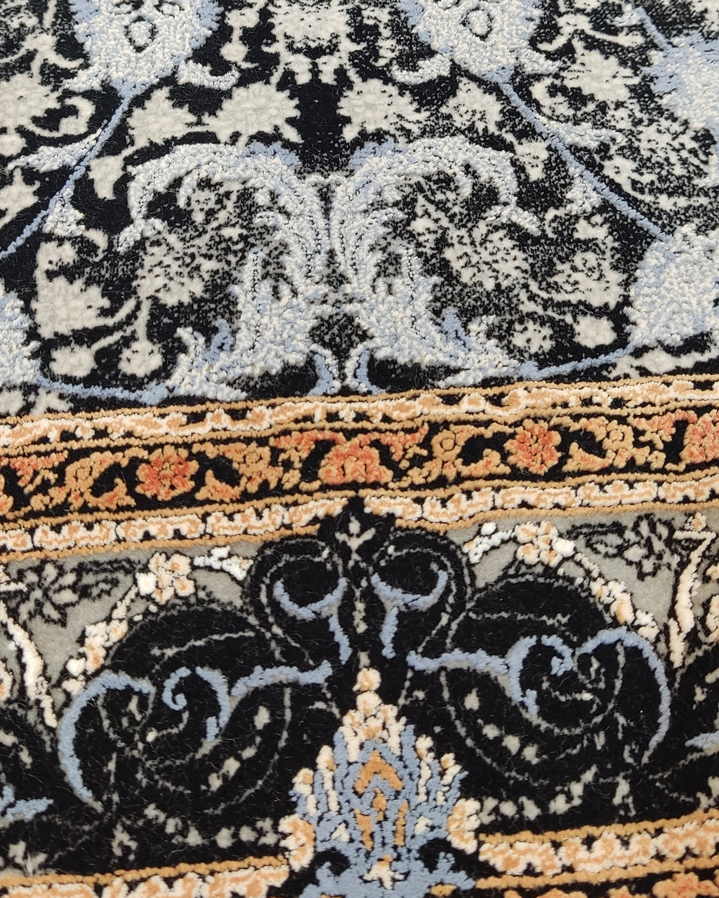 Tappeto meccanico con raffinati motivi floreali e medaglione centrale su fondo nero, misura 150x100 cm