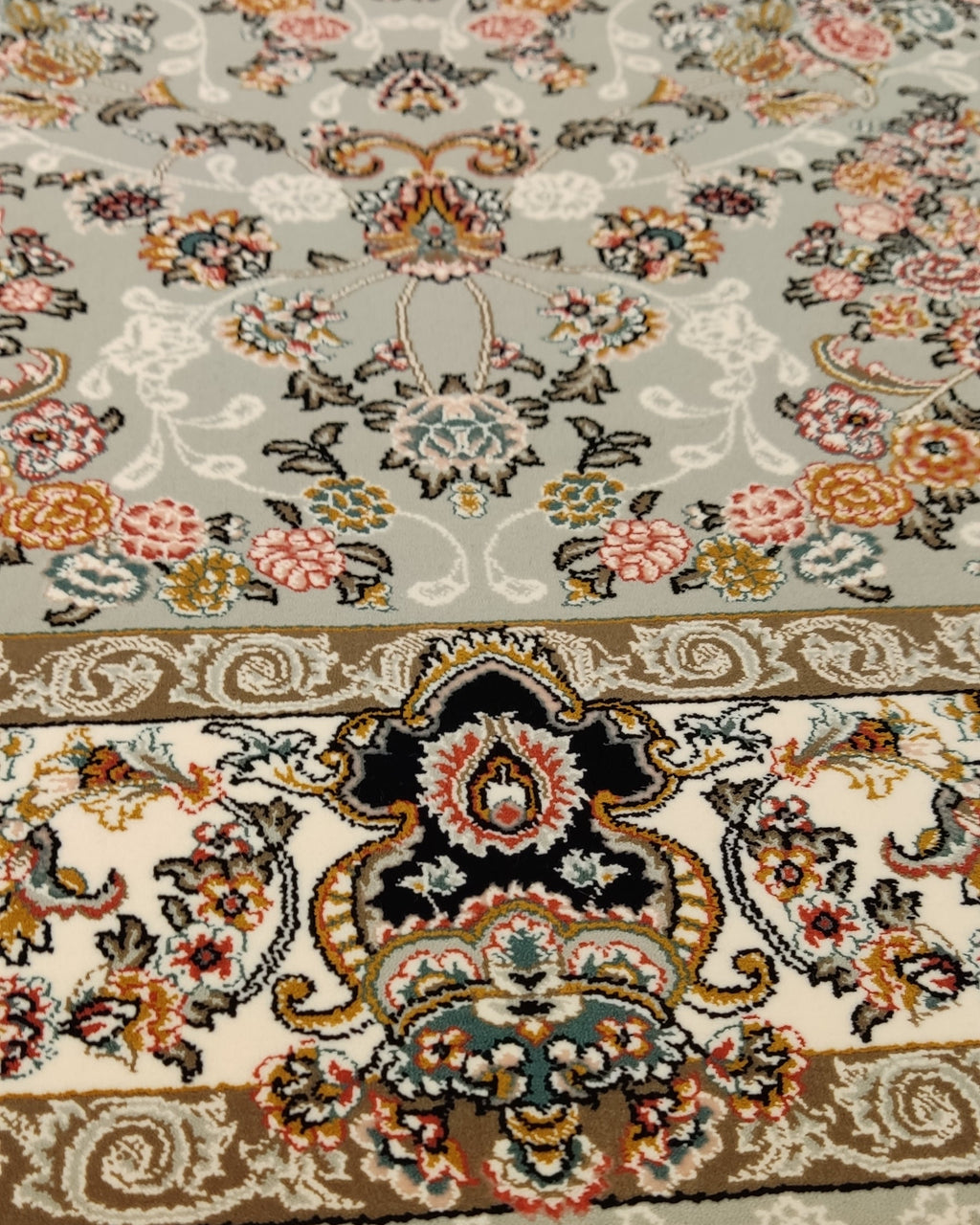 Tappeto meccanico 150x100 cm con eleganti motivi floreali e tonalità grigio perla.