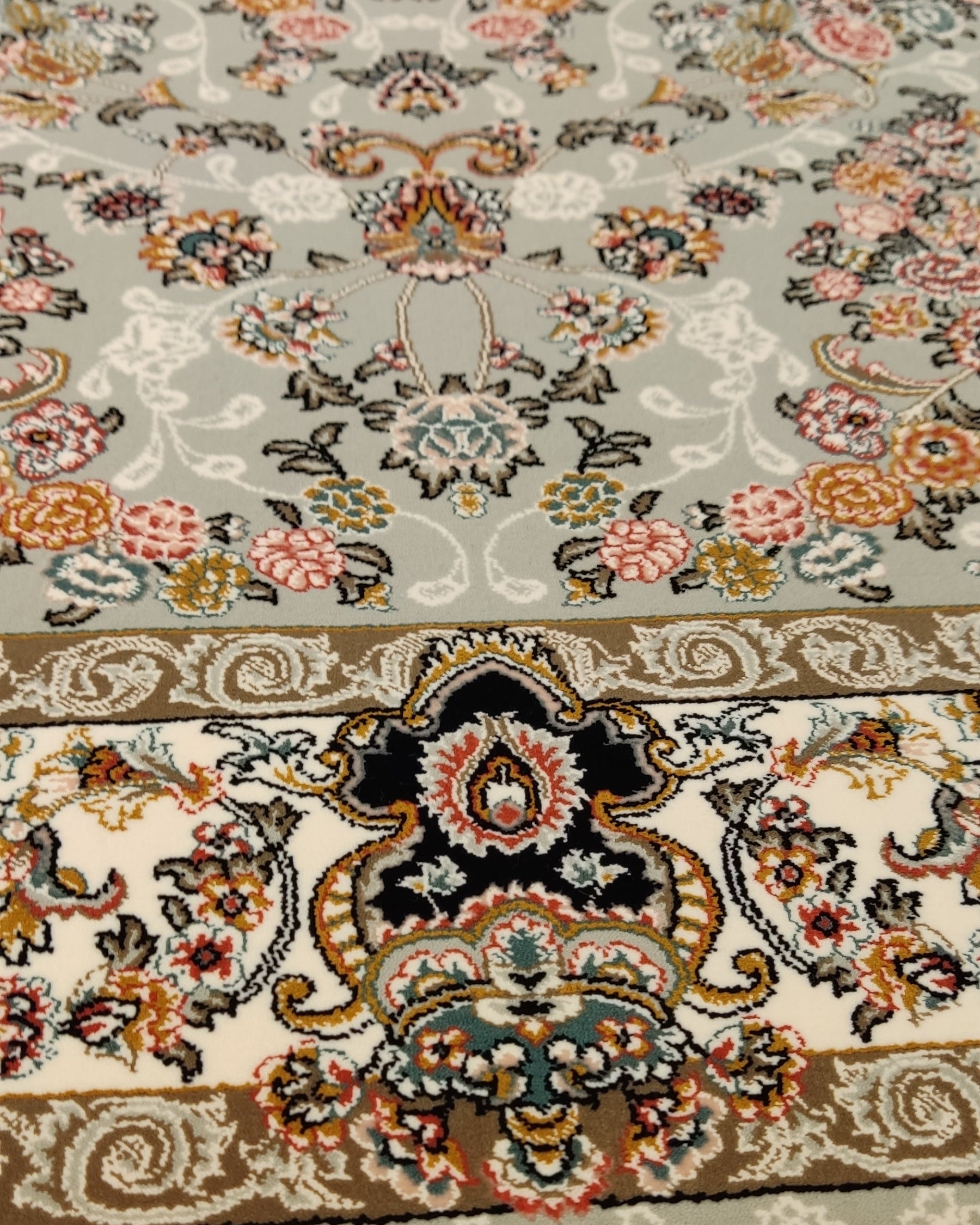 Tappeto meccanico 150x100 cm con eleganti motivi floreali e tonalità grigio perla.