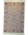 Tappeto meccanico 150x100 cm con eleganti motivi floreali e tonalità grigio perla.