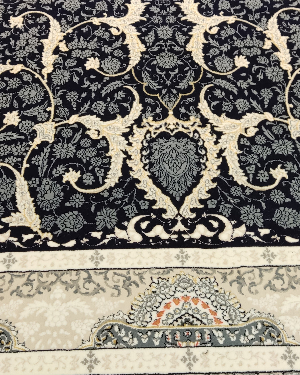 Tappeto meccanico con eleganti arabeschi floreali su fondo nero e dettagli avorio, misura 225x150 cm