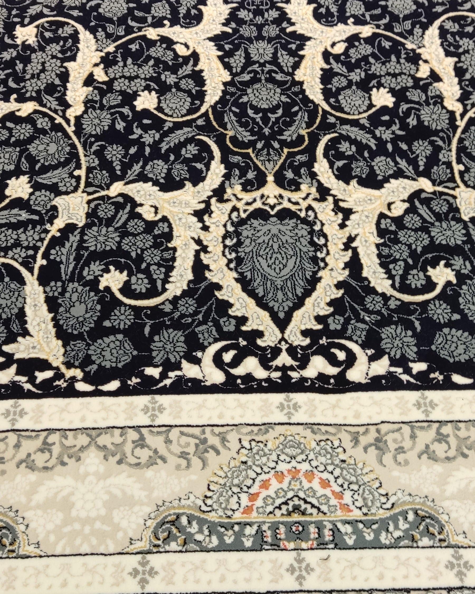 Tappeto meccanico con eleganti arabeschi floreali su fondo nero e dettagli avorio, misura 225x150 cm